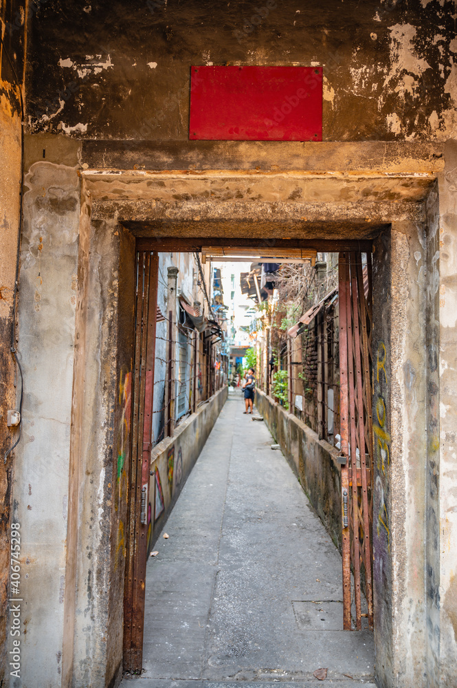 Fototapeta premium Old Alley building on talat noi.Talad Noi (Talat Noi), one of the oldest neighbourhoods in Bangkok, is filled with historic temples, charming shop houses