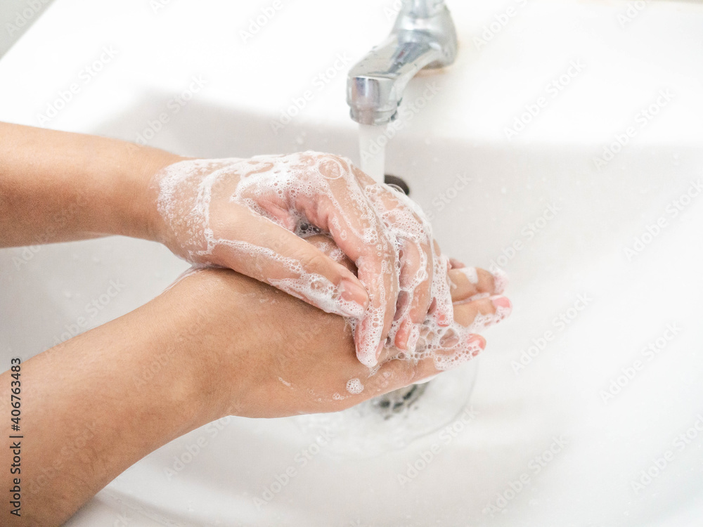 Fototapeta premium A woman cleaning hands Use hand soap until white bubbles form in the basin.