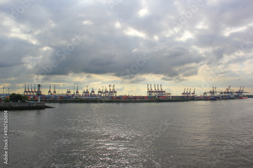 Dramatischer Himmel über viele Kräne an Hafen