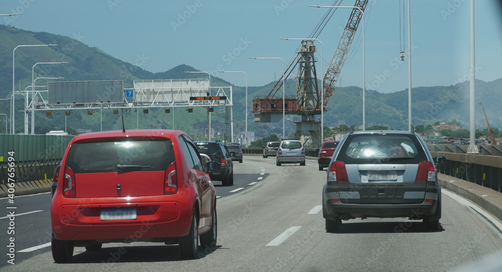 Car traffic on the Rio Niterói bridge