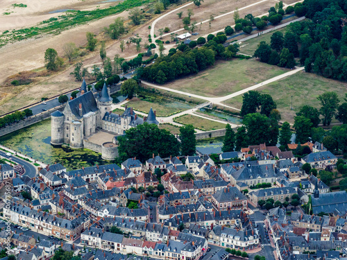 vue aérienne du château de Sully-sur-Loire dans le Loiret en France