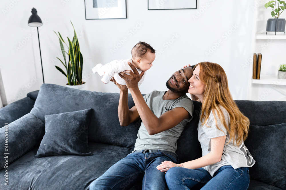 Ταπετσαρία Loving family of three at home sits on the comfortable sofa