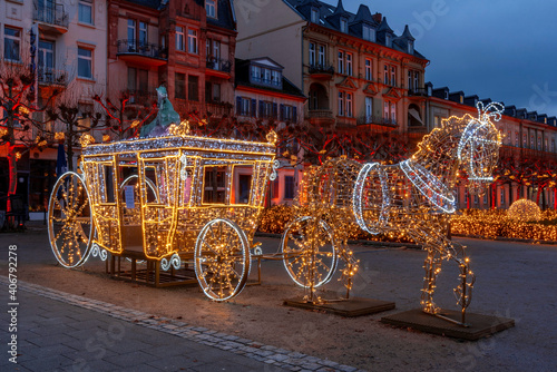 Zauberhafter Lichterglanz mit Kutsche auf dem Luisenplatz in Wiesbaden zur Weihnachtszeit