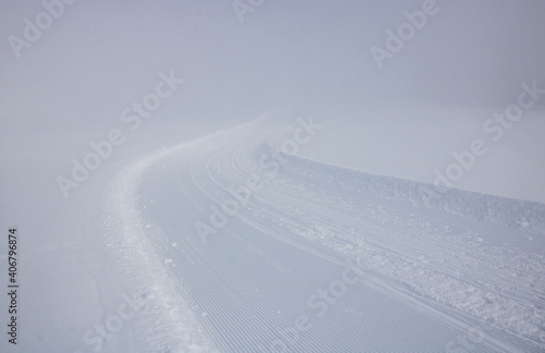 Paysage de neige, de blizzard, de brume avec un froid glacial en plein hiver © jef 77