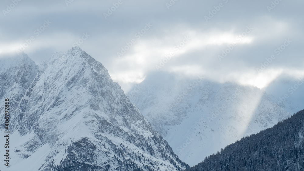 tief verschneite berge mit schnee und nebel im tiefsten winter
