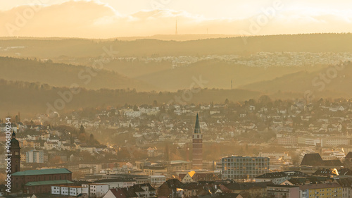 Die Innenstadt von Pforzheim (Baden-Württemberg) während des Sonnenuntergangs.