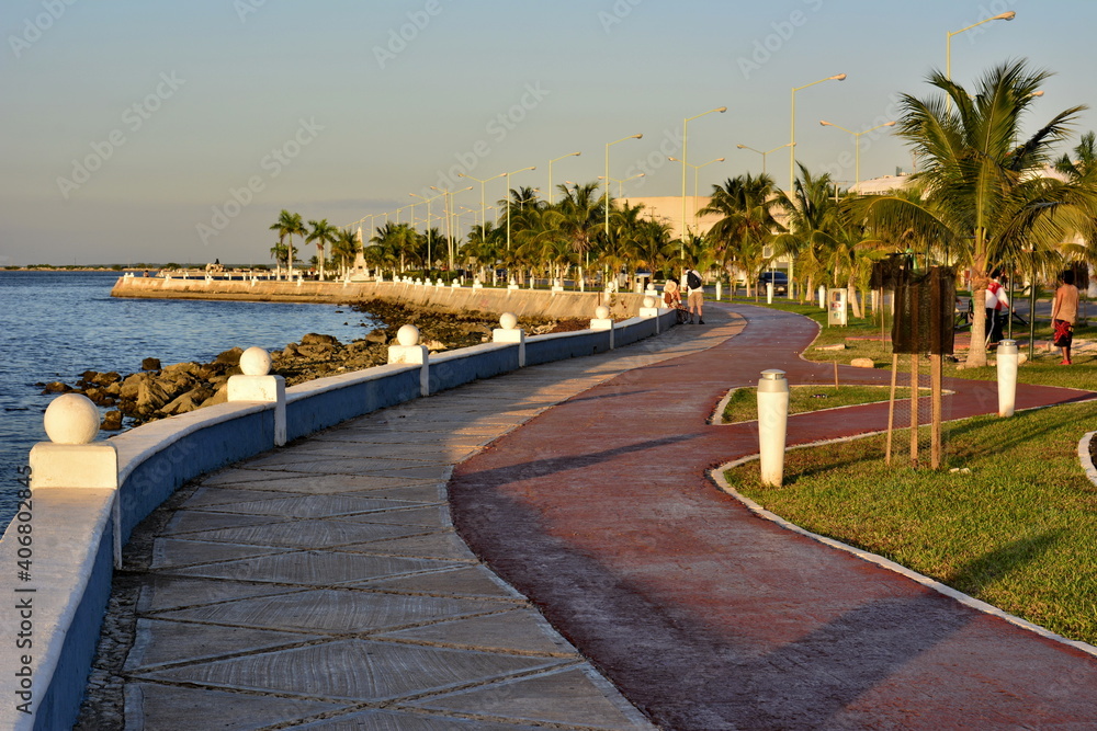 Amanecer en el paseo marítimo del Malecon, en la ciudad caribeña de Campeche, en el sureste de Méjico