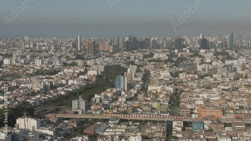 Aérea acompanha trem com cidade