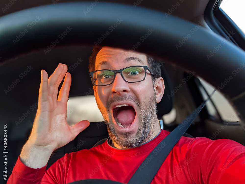 Mann sitzt im Auto als Autofahrer und verursacht einen Unfall und schreit, flucht dabei Stock Mann sitzt im Auto als Autofahrer und verursacht einen Unfall und schreit, flucht dabei Stock