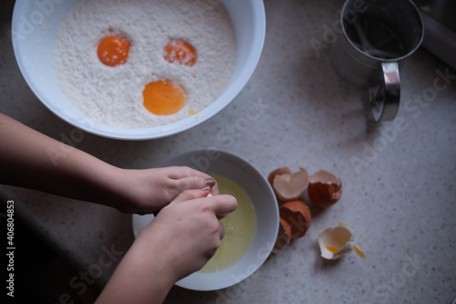 Gotowanie pieczenie rozbijanie jajek
