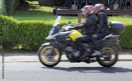 Fototapeta Naklejka Na Ścianę i Meble -  Panning de motocicleta na rua com pessoas