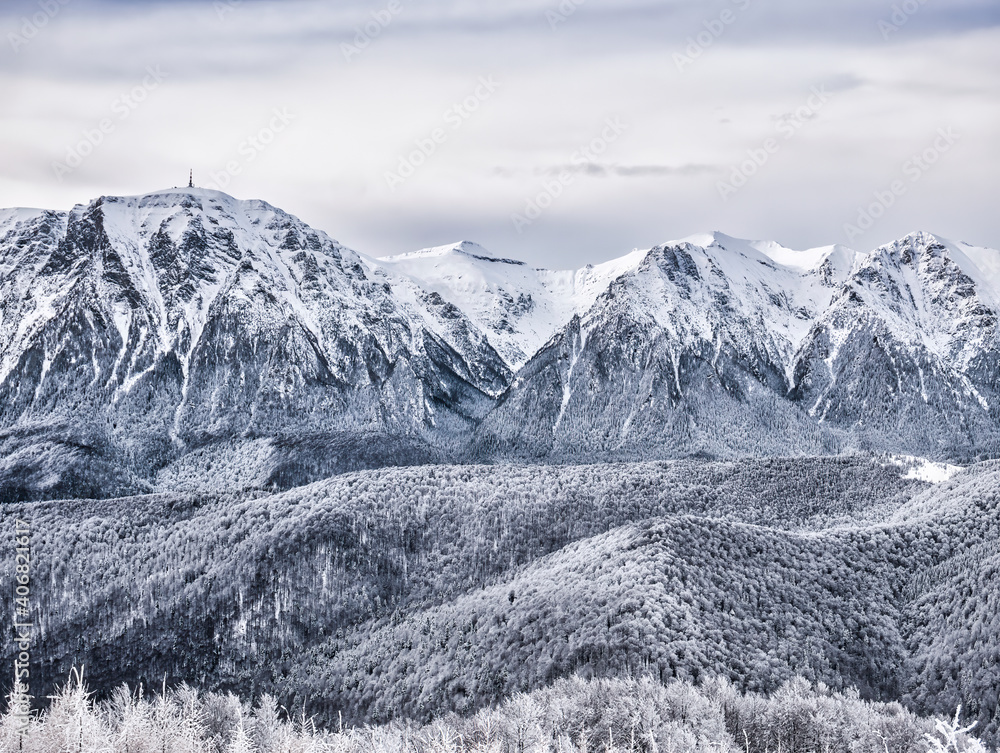 Obraz premium Winter landscape with mountain peaks covered in snow. Beautiful view with Bucegi Mountains part of the Carpathian Mountains, in Romania.