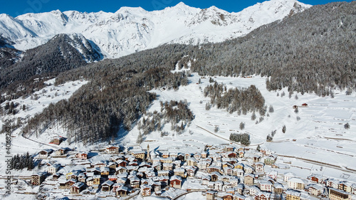 paesino paese di alta montagna neve abitanti case paese freddo neve  photo