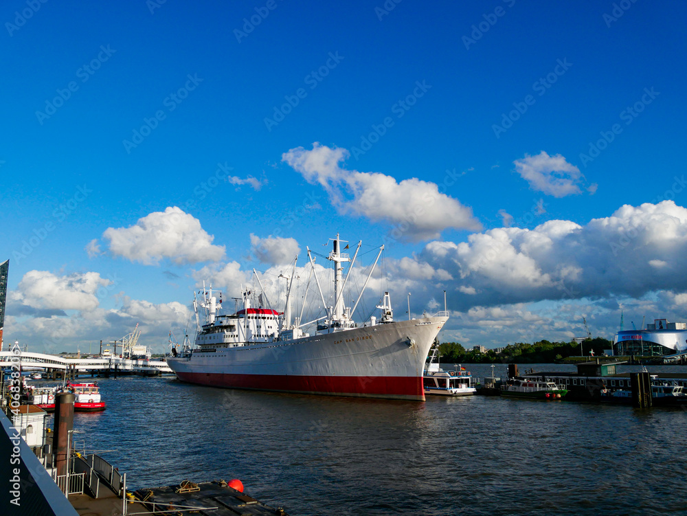Naklejka premium Schiff im Hafen