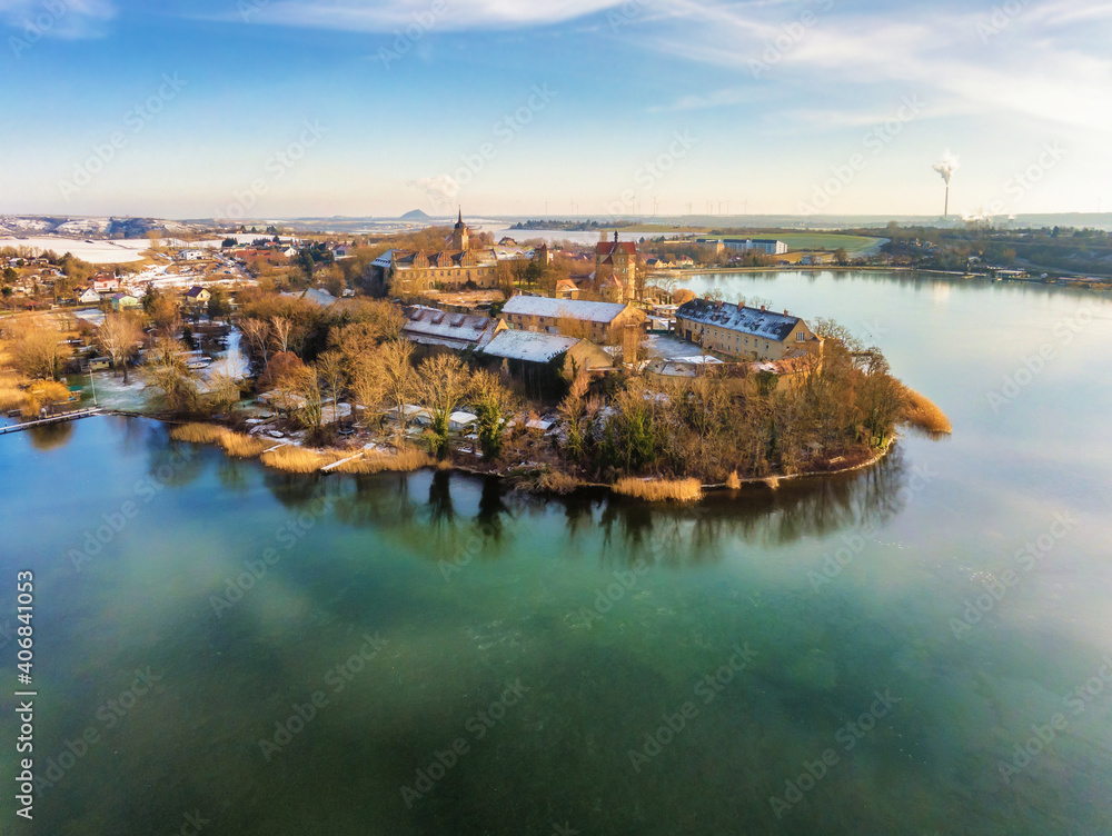 Fototapeta premium Wunderschönes Schloss in Seeburg am Süßen See im Winter