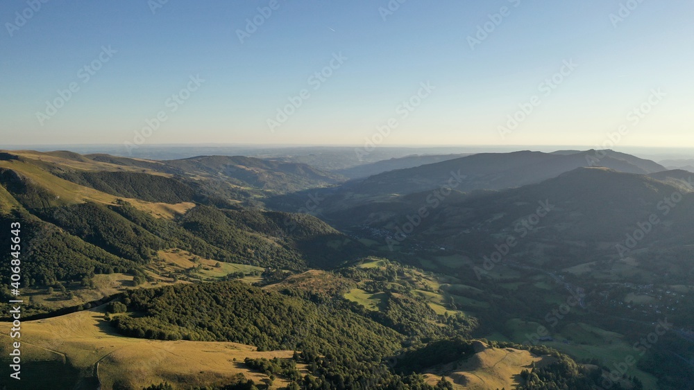 Fototapeta premium Le Lioran et le massif du puy mary dans le cantal en auvergne (survol)