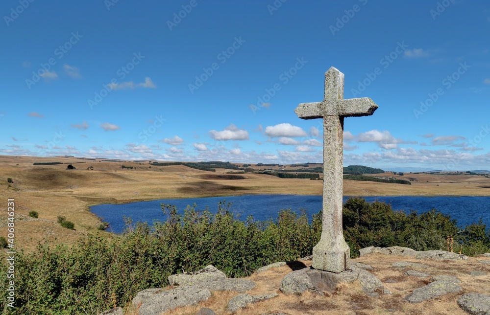 plateau de l'Aubrac, lacs et élevages de bovins plateau de l'Aubrac, lacs et élevages de bovins