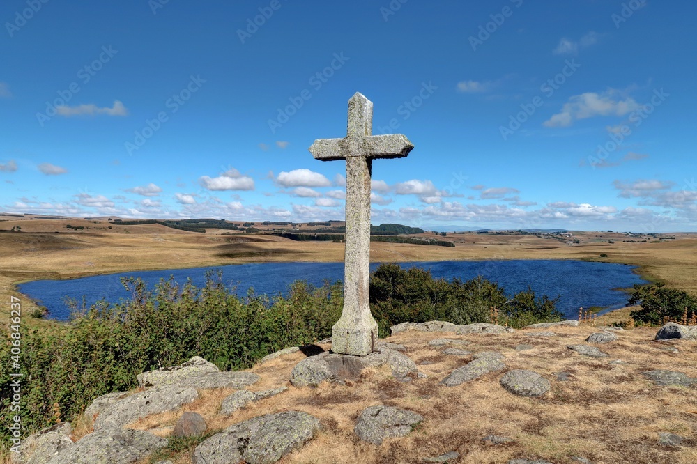 plateau de l'Aubrac, lacs et élevages de bovins plateau de l'Aubrac, lacs et élevages de bovins