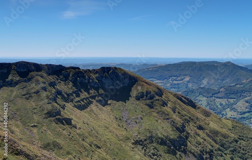 Le Lioran et le massif du puy mary dans le cantal en auvergne (survol)