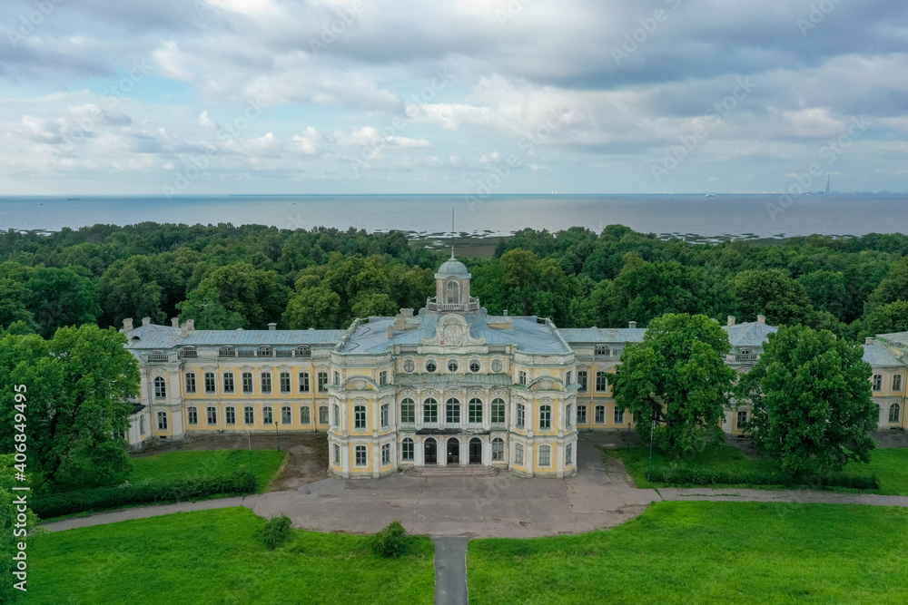 Obraz premium Aerial view of the facade of the Znamenka estate palace on a sunny summer day. Znamensky palace in Peterhof. Russia, Peterhof, 07.20.2020