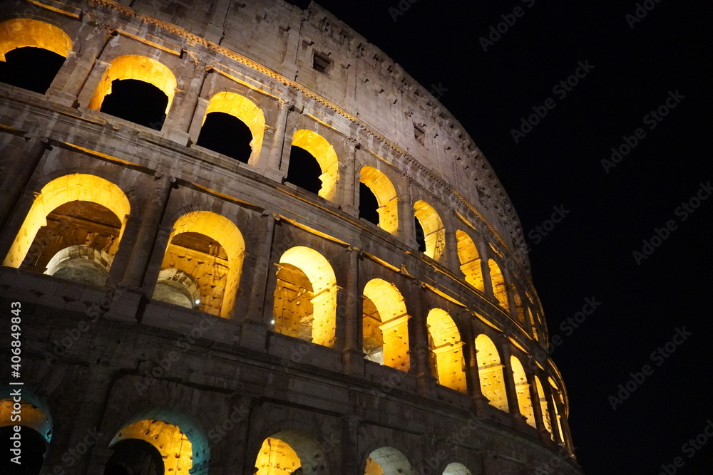 Naklejka premium colosseum at night