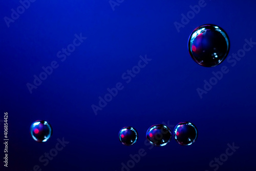 Fondo de cristal azul con burbujas y puntos rojos