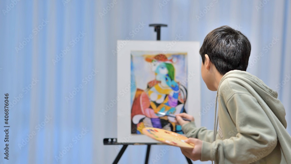 絵を描く男の子
絵を描く男の子