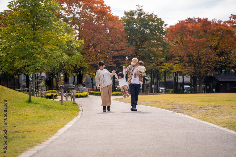 秋の公園で遊ぶ家族・ファミリー
秋の公園で遊ぶ家族・ファミリー