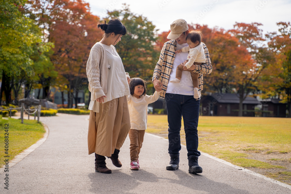 Obraz premium 秋の公園で遊ぶ家族・ファミリー 