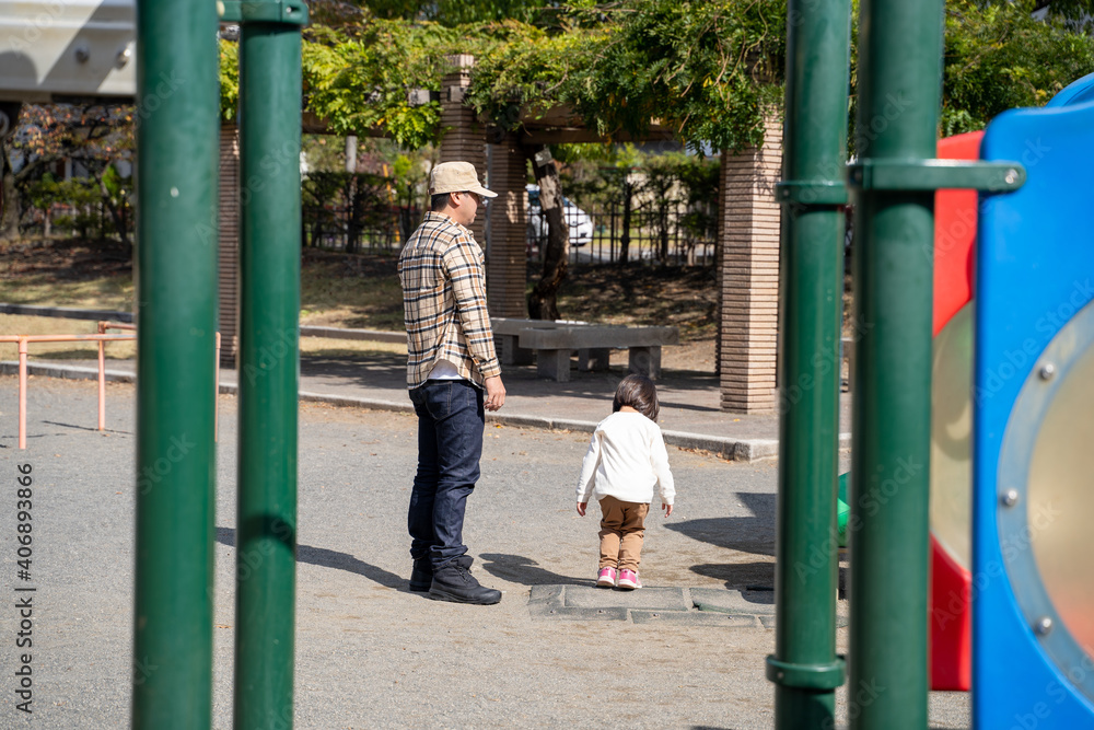 公園で遊ぶパパと子供
