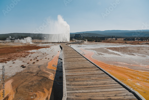 Fototapet geyser eruption in yellowstone national park