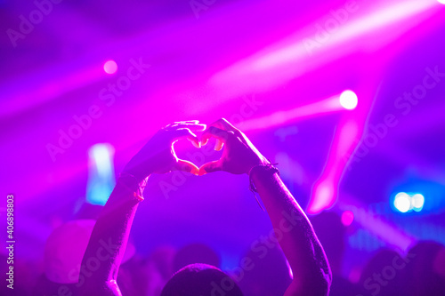 фотографія silhouette of people dancing in nightclub people dancing nightclub rave edm musi