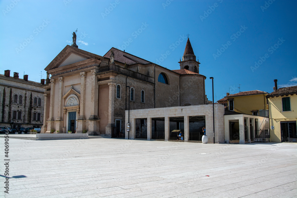 Fototapeta premium Duomo di San Martino, Peschiera del Garda, Venetien, Italien