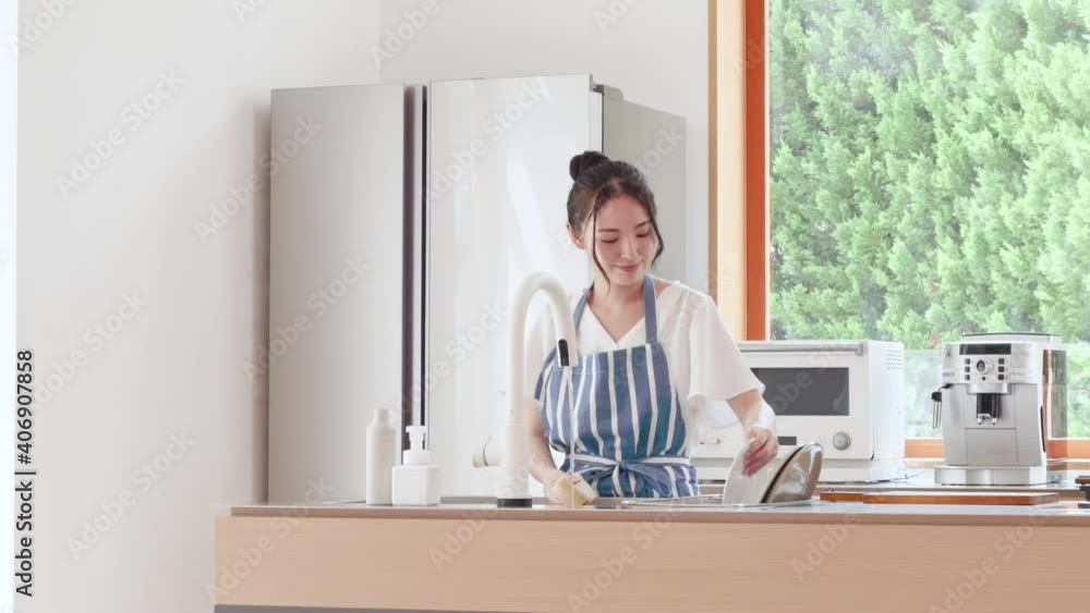 皿洗いする女性 皿洗いする女性