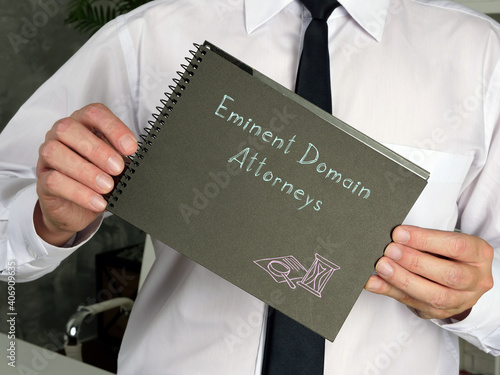 Fotografia Eminent Domain Attorneys phrase on the piece of paper.