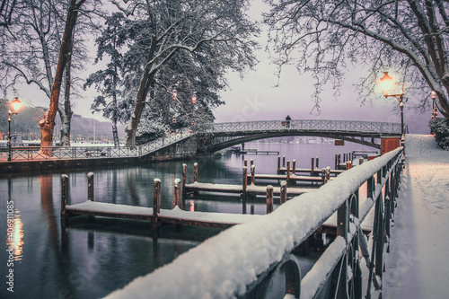 Annecy, le pont des amours sous la neige