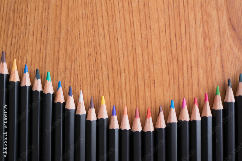 Naklejka premium 並んだ色鉛筆の背景素材