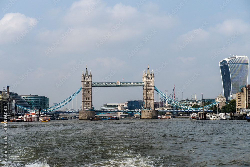 Obraz premium Iconic Tower Bridge connecting Londong with Southwark on the Thames River