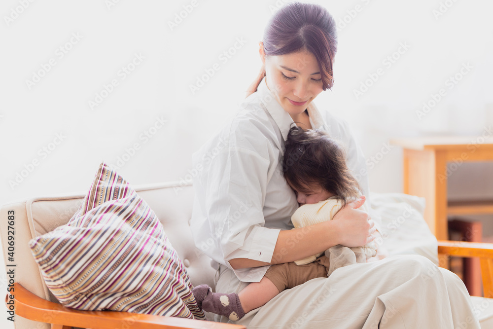 Obraz premium 赤ちゃんを抱っこする母