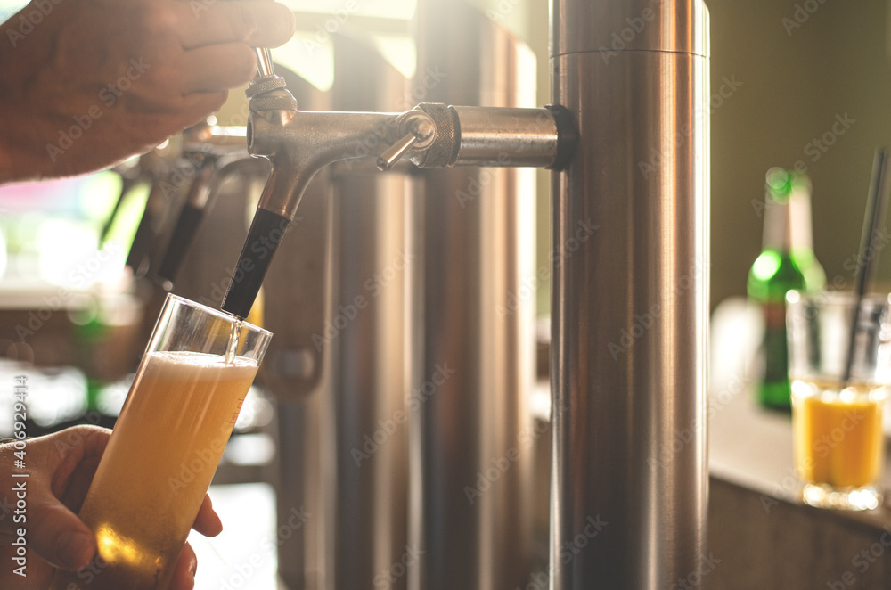 ein Wirt zapf Bier in einer Bar Stock-Foto | Adobe Stock