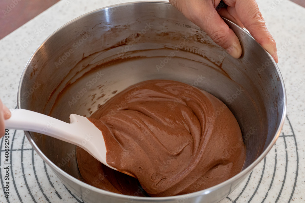 シリコンヘラでチョコレートケーキの生地を混ぜる様子 シリコンヘラでチョコレートケーキの生地を混ぜる様子