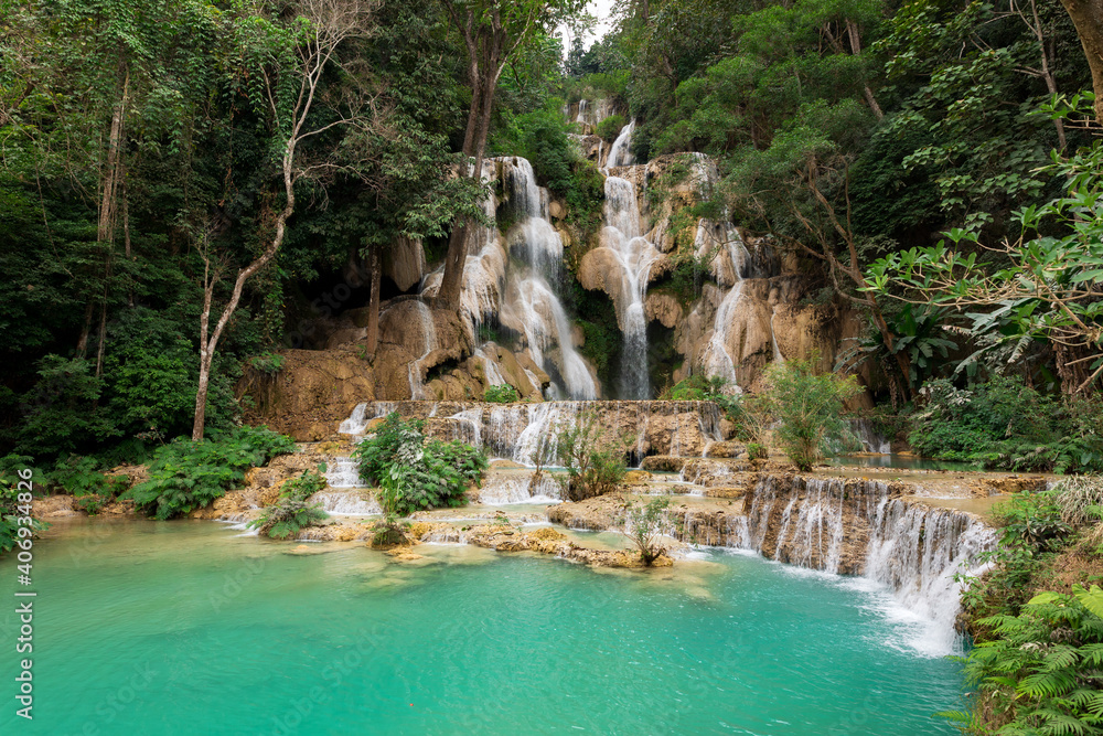 Naklejka premium Tat Kuang Si Waterfalls at Luang prabang, Laos.