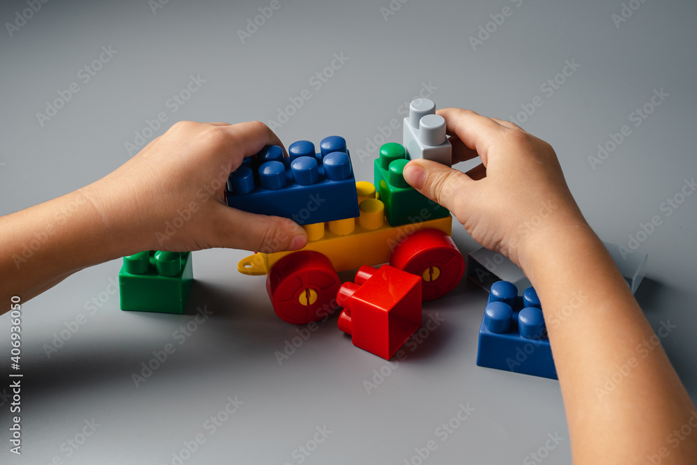 The child plays a constructor. Logical buses for brain development ...