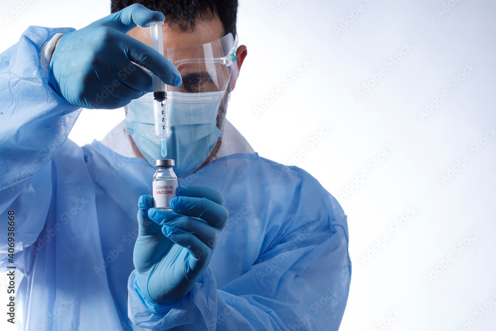 Medico con mascherina chirurgica e guanti in lattice preleva il vaccino  anti-covid da una fiala di vetro, isolato su sfondo bianco Stock Photo |  Adobe Stock