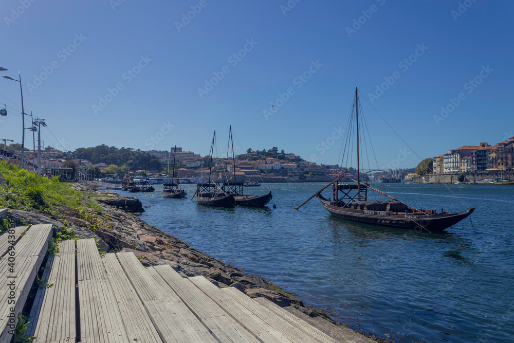 Shore of the Gaia pier, with the boat on the Douro river