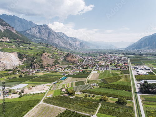 Saillon vu depuis les airs avec un drone en Valais, Suisse