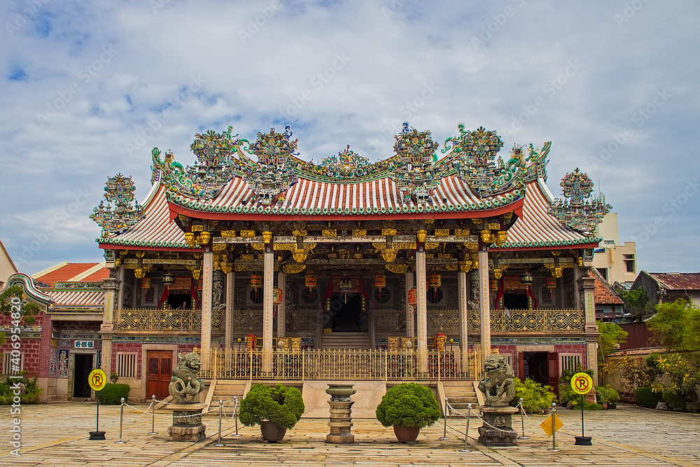 Naklejka premium Exterior view of Leong San Tong Khoo Kongsi Chinese clan house, Penang island, Malaysia