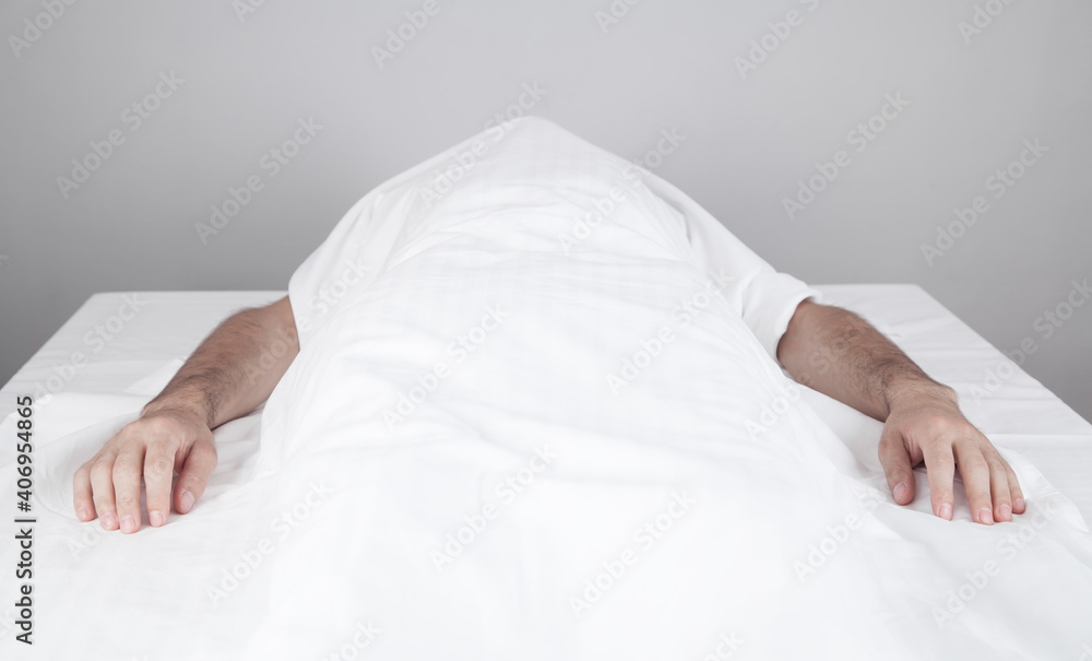 A dead man is lying in the morgue. A dead man is lying in the morgue.