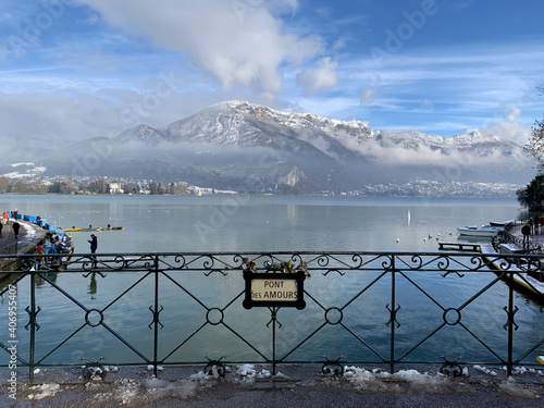 Pont des amours en hiver Annecy France joli lac et montagne