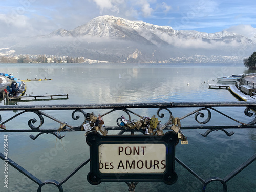 Pont des amours en hiver Annecy France joli lac et montagne